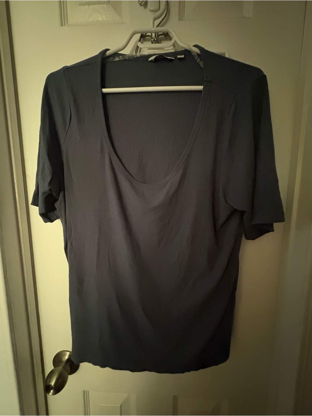 Reitmans Ribbed Scoop Neck Tee in Slate - Picture 4 of 6